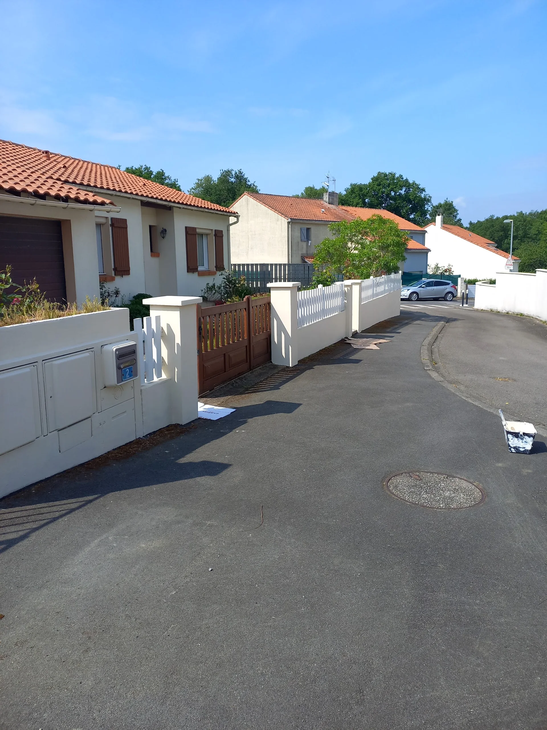 Murs extérieurs clairs devant une maison