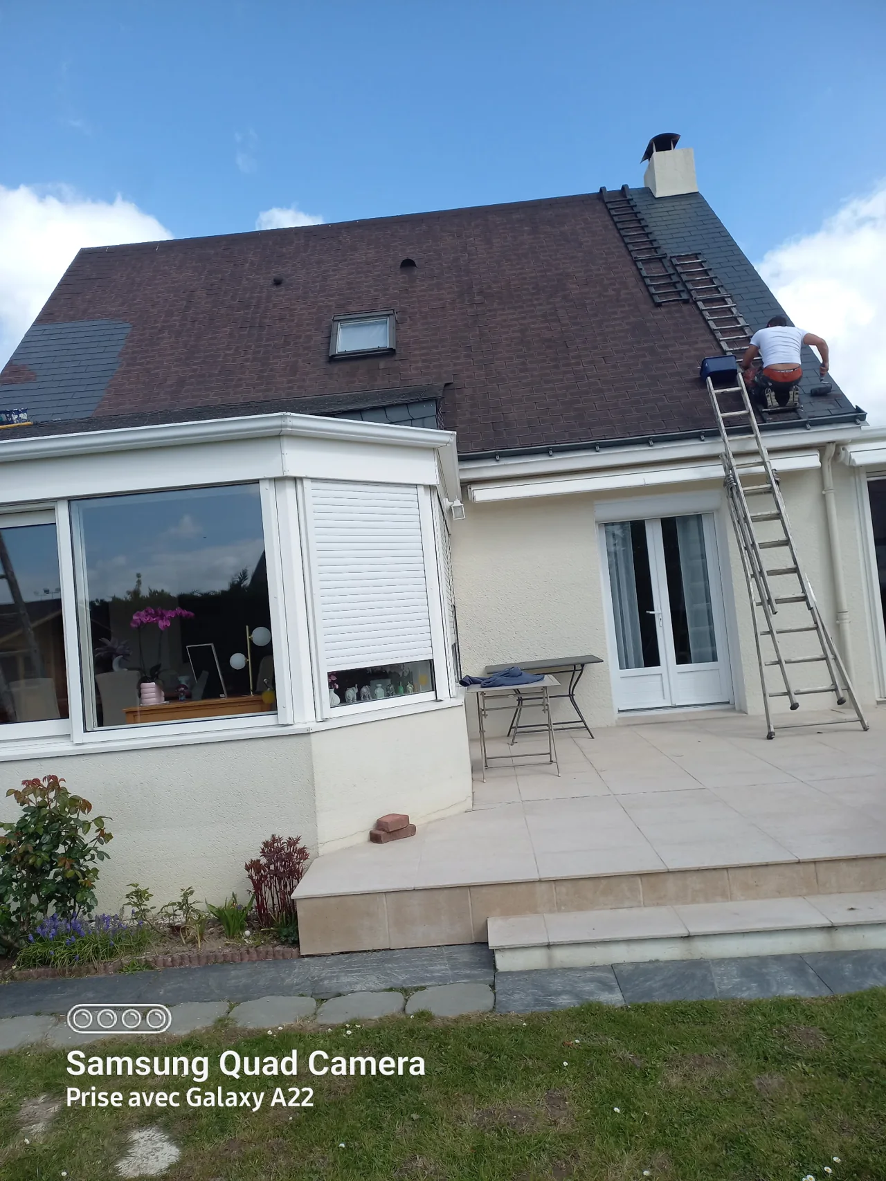 Mise en peinture d’une toiture, avec une partie du versant déjà peinte